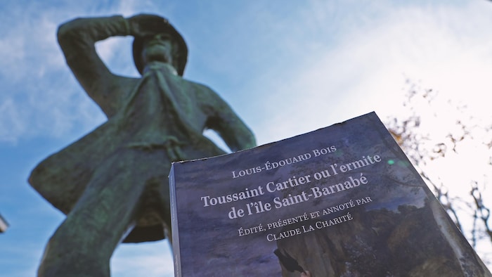Un livre et une statue.
