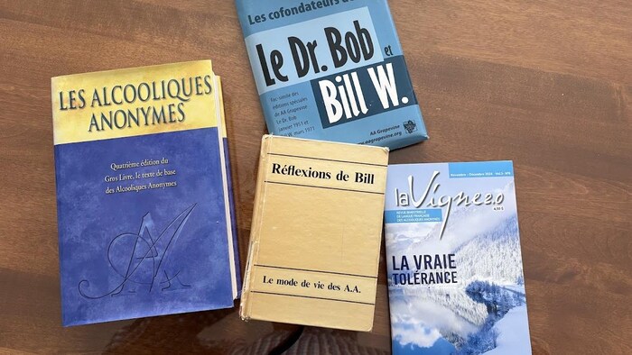 Quatre livres proposés aux membres des Alcooliques anonymes.
