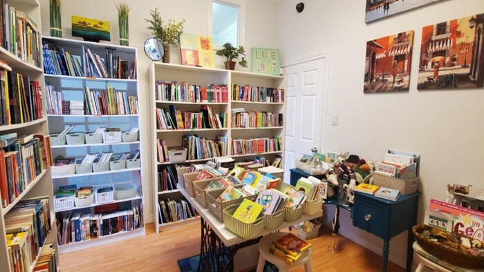 L'int&eacute;rieur d'une librairie.