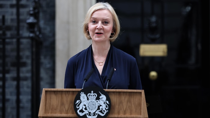 Liz Truss parle lors d'une conférence de presse.