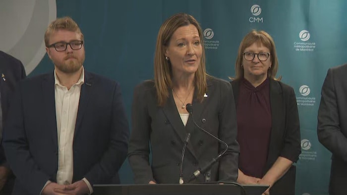 Liza Poulin s'adresse aux journalistes.