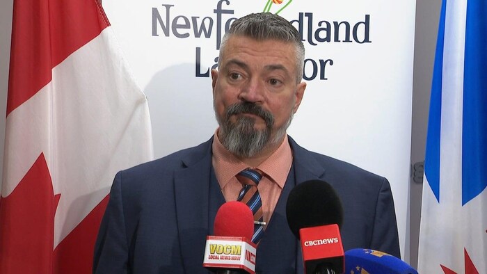 Un homme répond à des questions.