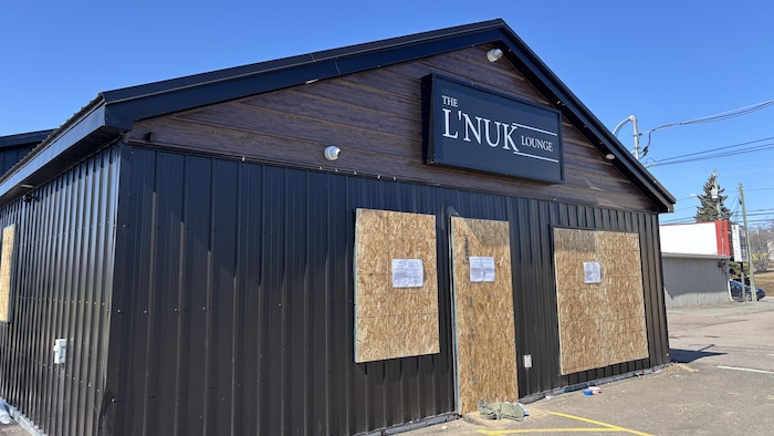 Le L'Nuk Lounge vu de l'extérieur. La porte et les fenêtres sont placardées. 