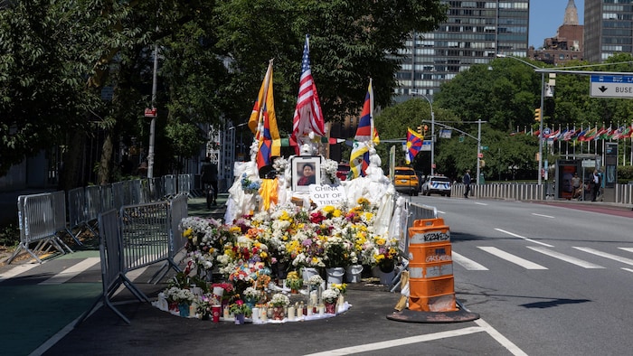 Un mémorial de fortune en hommage au militant tibétain Lobga Rangzen à New York.