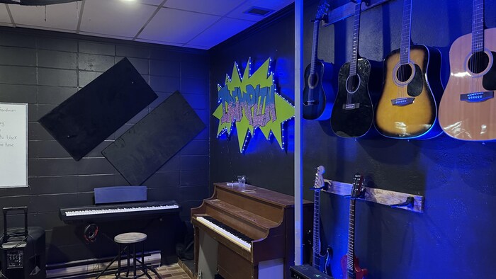 Des instruments de musique sur un mur dans un local. 
