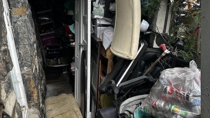La porte d'un logement avec beaucoup d'objets autour.