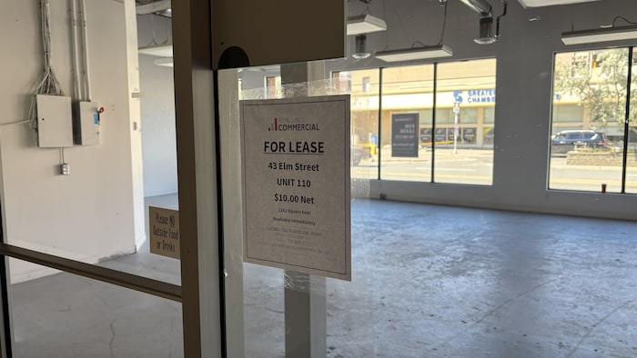 Une salle vacante à louer dans le centre-ville.