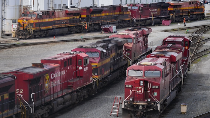 Des locomotives à l'arrêt dans une gare de traige de Port Coquitlam, en Colombie-Britannique.