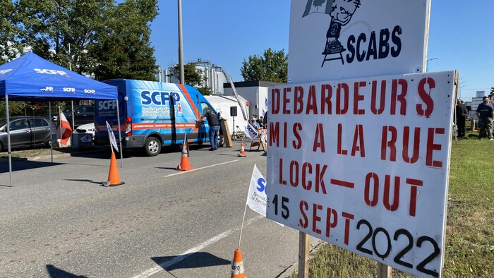 Un panneau à l'entrée du port.