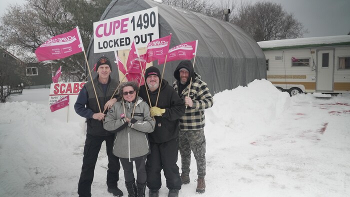 Des employés en lock-out posent pour une photo.