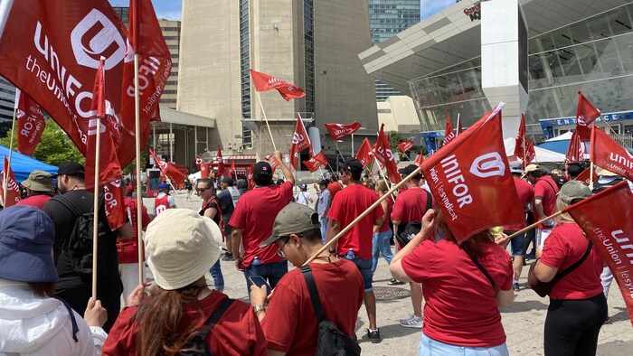 Des employés en lock-out de la Tour CN manifestent à proximité de la tour à Toronto, le 8 juillet 2025.
