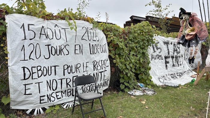 Des bannières et des décorations d'halloween sur une clôture.