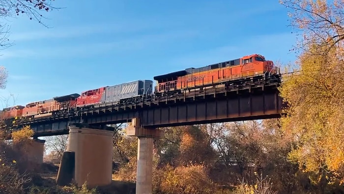 Plusieurs locomotives un pont ferroviaire.