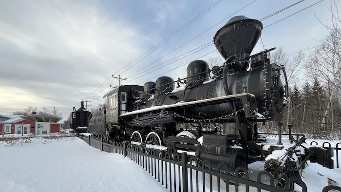 La locomotive à l'arrêt dans un décor enneigé.