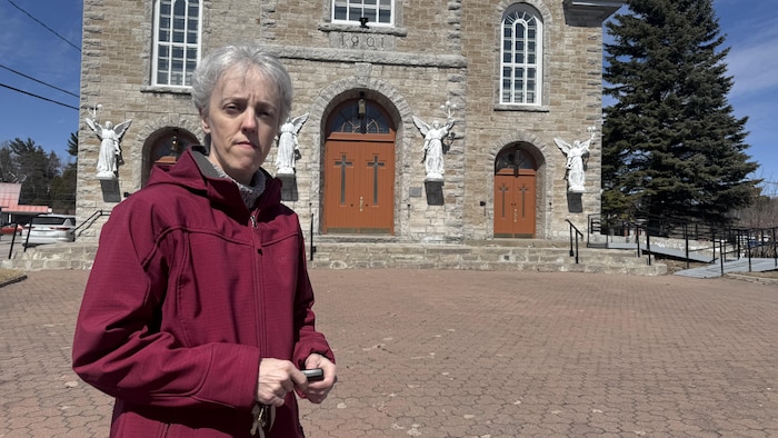 Sonia Côté devant une église. 
