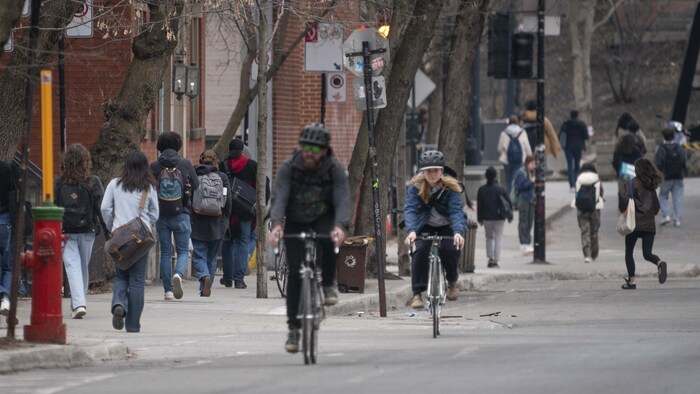 Des étudiants en déplacements près des universités McGill et Concordia.