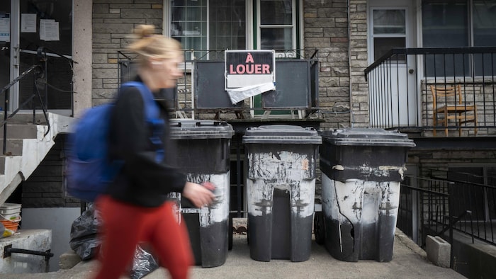 Une jeune femme marche dans les rues autour des universités McGill et Concordia, à Montréal.