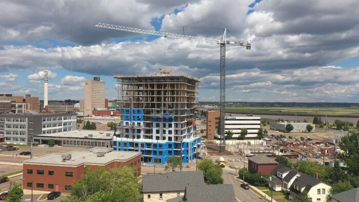 Un chantier de construction d'une tour à logements au centre-ville de Moncton, au Nouveau-Brunswick.