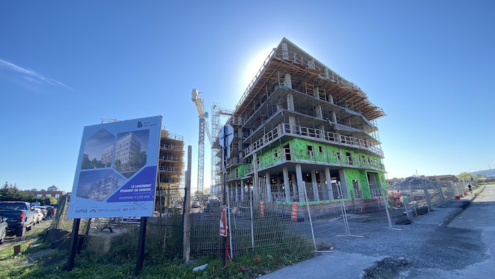 Un immeuble en construction à Montréal
