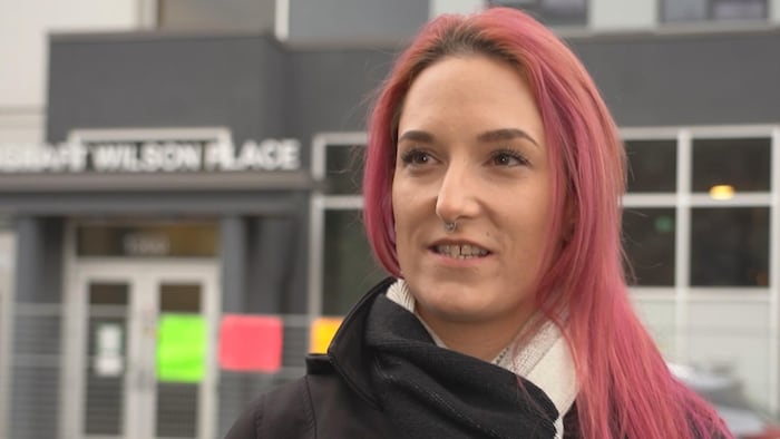 Megan Beckmann devant son ancien immeuble.