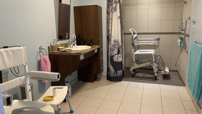 Salle de bain adaptée.