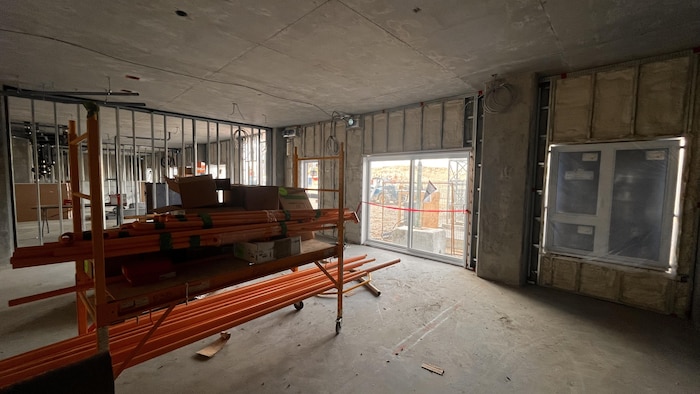 Vue intérieur d'un logement en construction où sont visibles des échafauds.