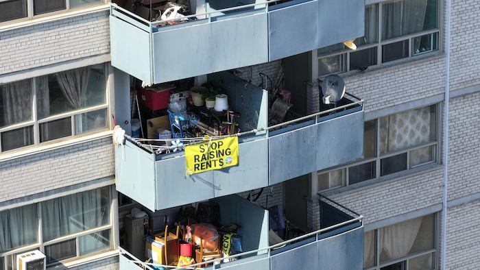 Vue aérienne des immeubles situés au 1440 et 1442 avenue Lawrence Ouest, où les locataires sont en grève des loyers, afin de s'opposer aux augmentations de loyer supérieures à la norme et à la flambée des loyers à Toronto.