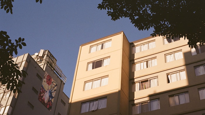 Vue sur une façade d'immeuble d'appartements. 