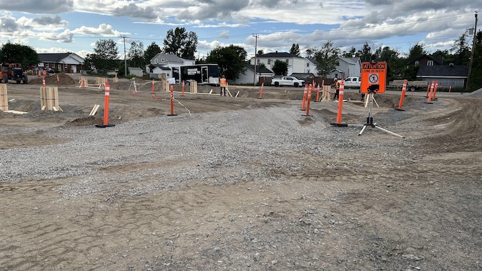 De la signalisation de chantier sur le terrain de construction.