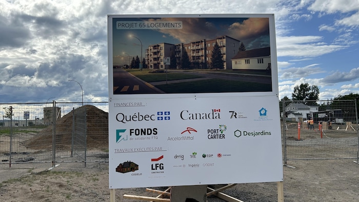 Un panneau devant le chantier de construction.