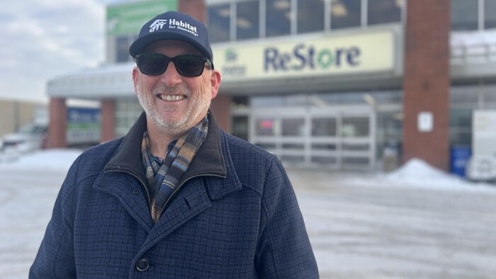 Portrait du président devant le magasin Restore.