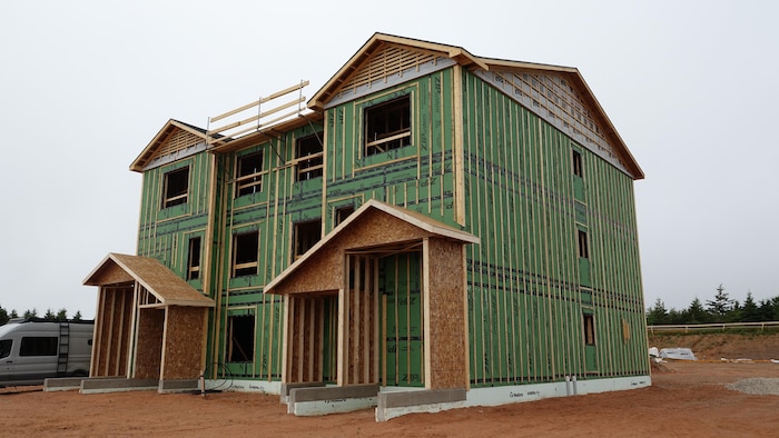 Un bloc appartement en construction.