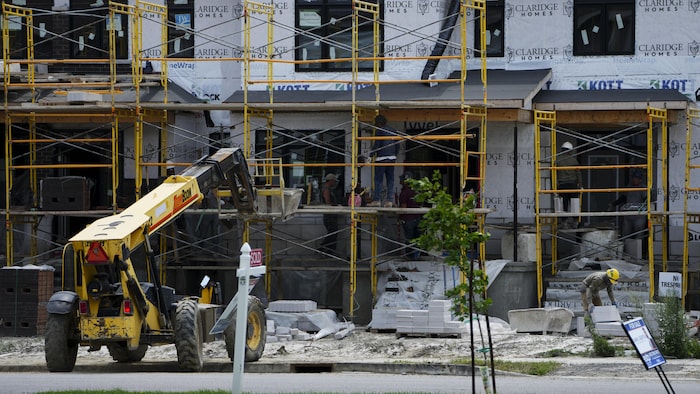 Des ouvriers du bâtiment construisent de nouvelles maisons à Ottawa, le mardi 25 juin 2024.
