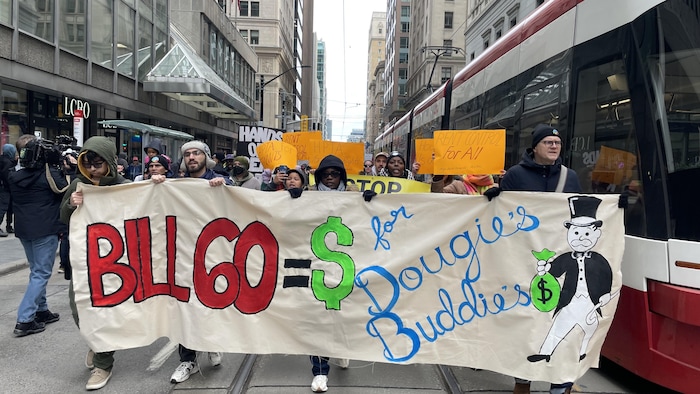 Plusieurs dizaines de locataires ontariens défilant contre le projet de loi 60 du gouvernement provincial; dans le centre-ville de Toronto, samedi 22 novembre 2025