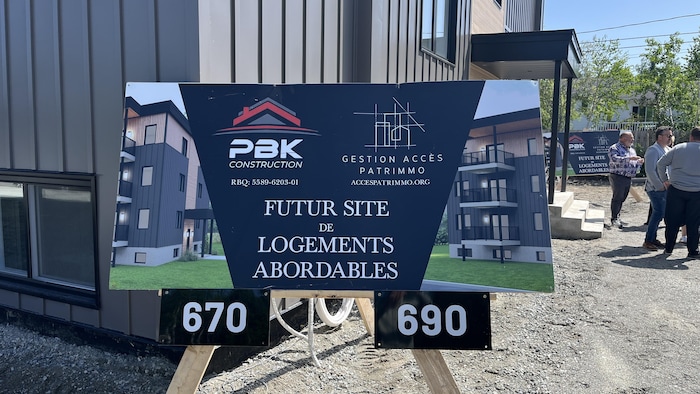 Une plaque indiquant des noms d'entreprises.