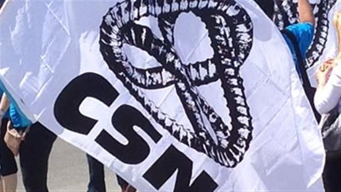Un drapeau avec le logo de la CSN lors d'une manifestation.