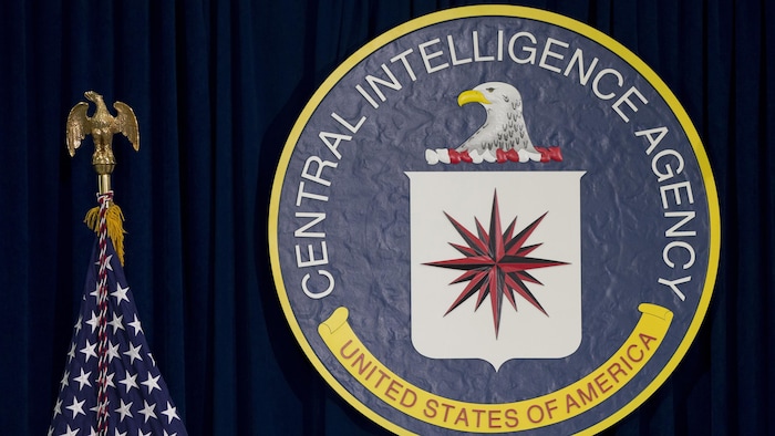 Le logo de la CIA à côté d'un drapeau américain.