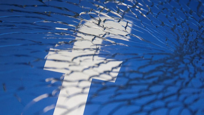 Un logo de Facebook recouvert de verre brisé.