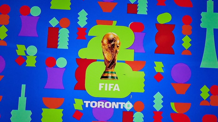 Le logo de la FIFA Toronto affiché sur un écran au BMO Field alors que la Ville de Toronto et Maple Leaf Sports and Entertainment achèvent la première phase des travaux de modernisation visant à transformer l'espace en stade de Toronto pour la Coupe du monde 2026, le mardi 23 septembre 2025.
