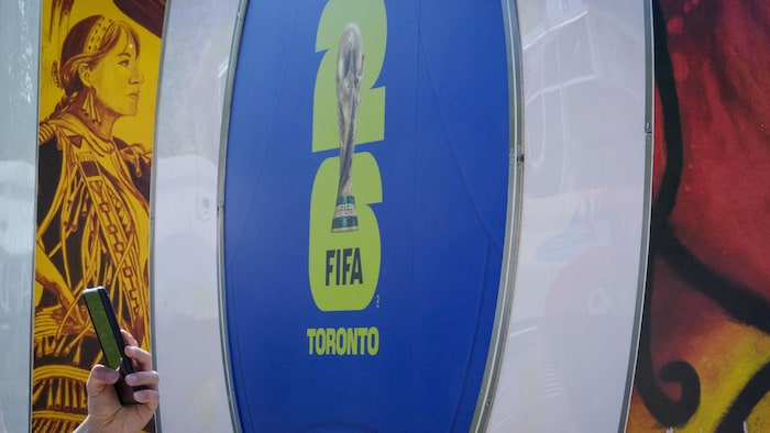 Le logo de la Coupe du monde de la FIFA est affiché sur le panneau « Toronto », à la place Nathan Phillips, le 25 mai 2026.