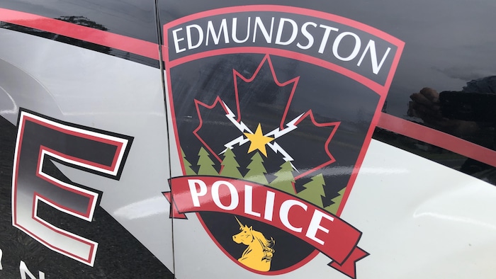 Le logo de la Force policière d'Edmundston décore le côté d'un véhicule.