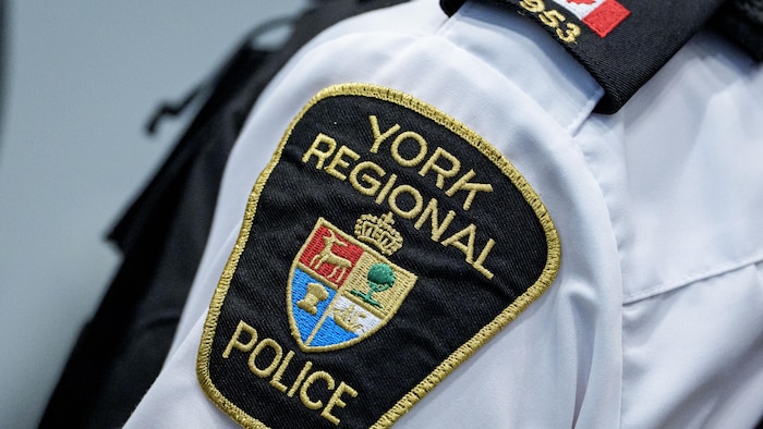 Le logo de la police régionale de York sur le bras d’un agent lors d’une conférence de presse tenue à Aurora, en Ontario, le 5 février 2026.