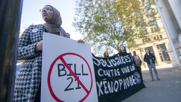 manifestantes condenan la ley sobre la laicidad del Estado calificándola de "xenófoba".