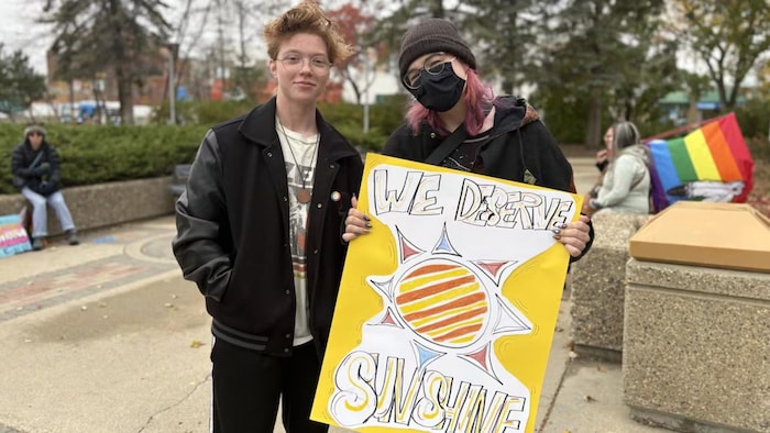 Kai Creighton (à gauche) et Valerie Sutton (à droite) ont participé au rassemblement pour soutenir les jeunes transgenres.