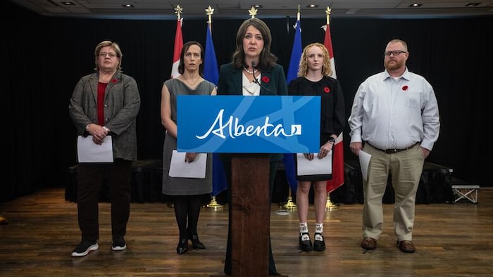 Danielle Smith en compagnie de trois femmes et un homme. 