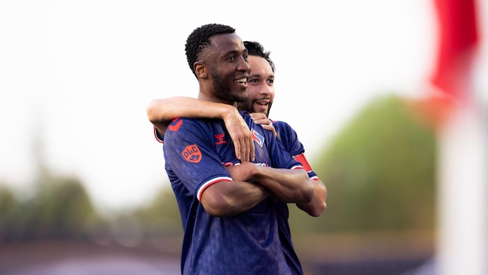 Loïc Kwemi célèbre un but avec le capitaine David Choinière.