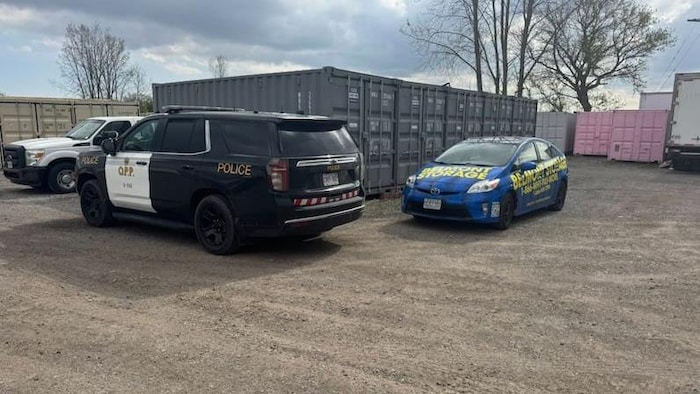 Deux voitures de la PPO chez Belmont Storage.