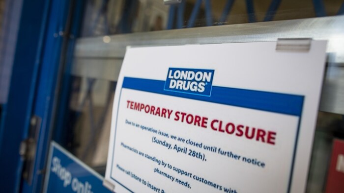 Sur une feuille avec le logo de l'enseigne London Drugs, il est indiqué que le magasin est fermé jusqu'à nouvel ordre à Surrey, en Colombie-Britannique, le 29 avril 2024. 