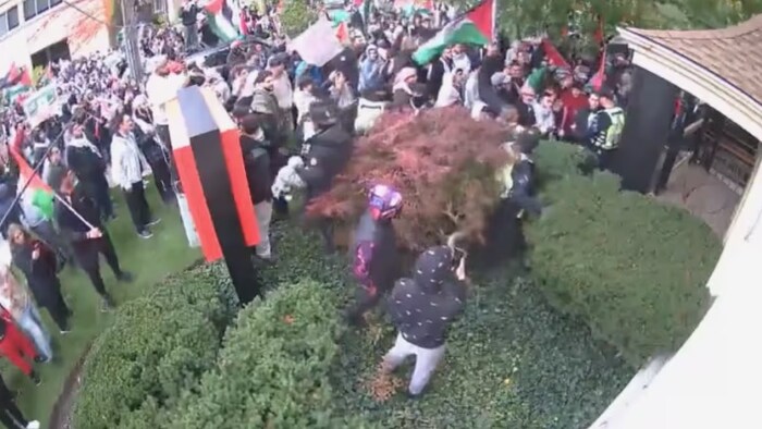 صورة لكاميرا مكتب النائب بيتر فراجيسكاتوس تظهر مجموعة كبيرة من المتظاهرين يتجمعون حول المكتب في الوقت الذي تعرض فيه للتخريب.