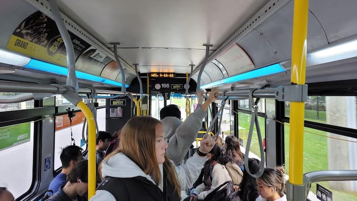 Des passagers à bord d’un autobus de London Transit.